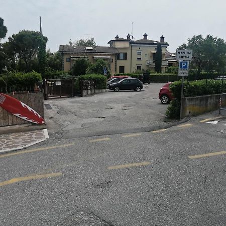 Appartamento A Peschiera Del Garda Con Piscina Exterior photo