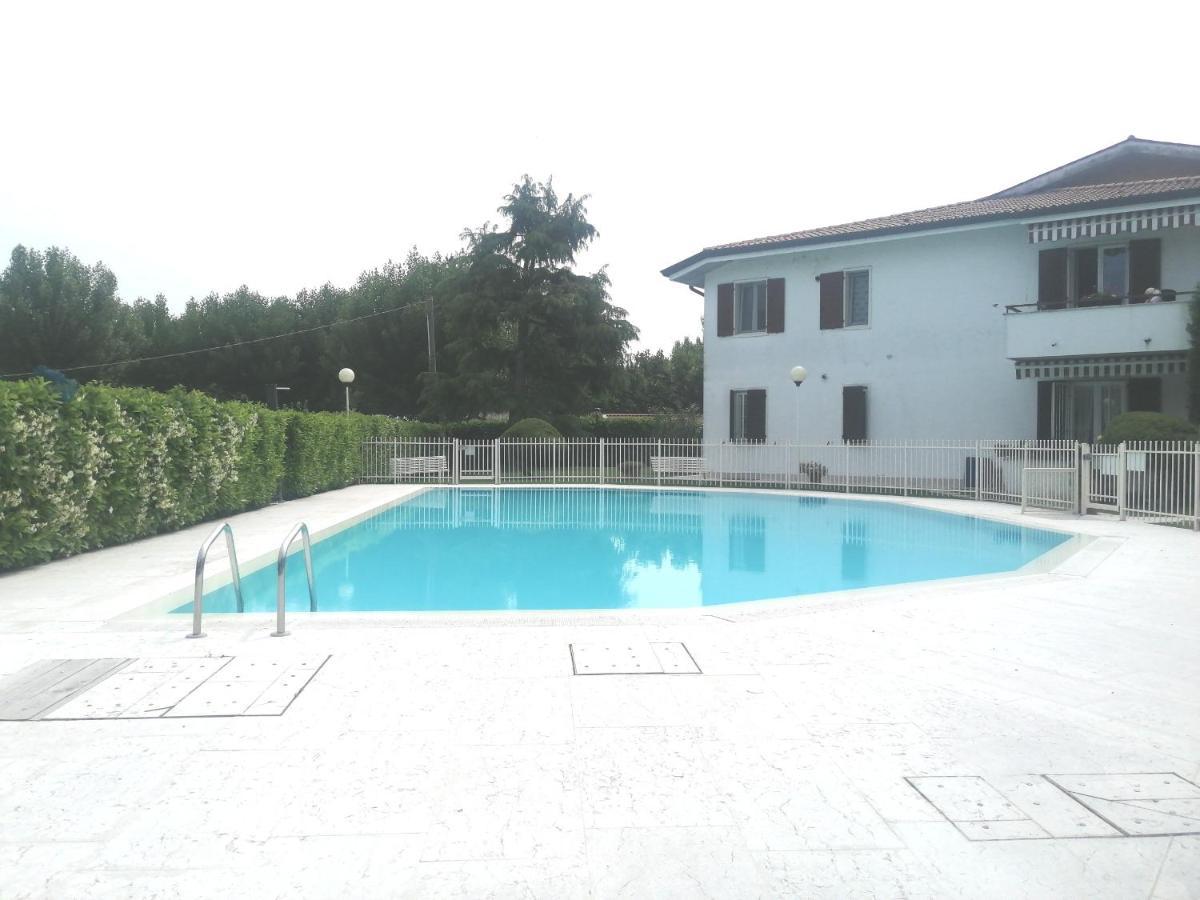 Appartamento A Peschiera Del Garda Con Piscina Exterior photo